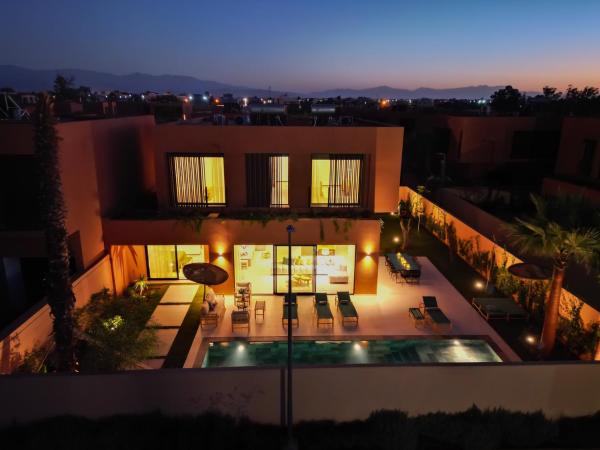 Villa Marleanis 5 suites 300m2 piscine chauffée privative 11m de long résidence avec gardien, Rezervovat  Marrakech-Tensift-Haouz hotely s bazénem, Bazén