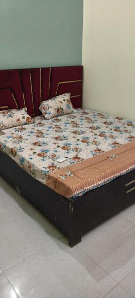 Yamuna Kunj Homestay, Rezervovat  Nagar hotely s parkováním, Parkování