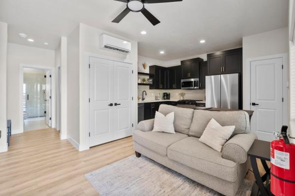 1 - Modern Loft Getaway 25 Min to Zion, Walk to Food and Parks, Rezervovat  Hurricane Zion National Park
