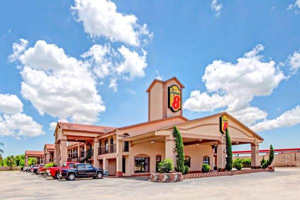 Super 8 by Wyndham Mont Belvieu - Baytown East, Rezervovat Hotel Baytown Houston