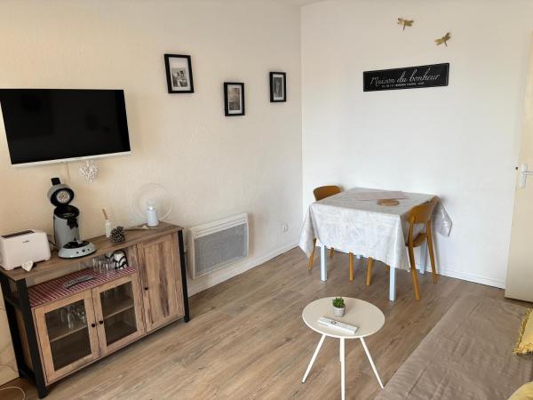 Appartement secteur village rez-de-chaussée avec terrasse et parking 50m mer, Rezervovat  Hotely v Corbières s parkováním, Parkování
