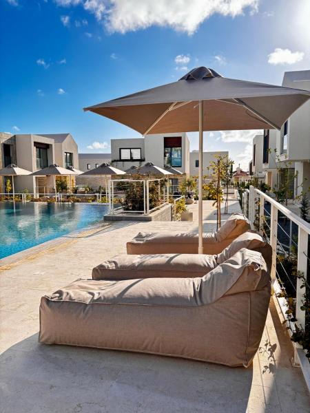 Avalon Gardens Pink&Blue Villa with swimming pools sauna restaurant gym, Rezervovat  Emba hotely s bazénem, Bazén