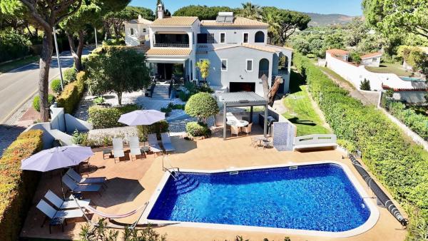 Villa Linda Rosa, CD 302 by Cleverdetails private pool, prime location, Rezervovat  Hotely v Algarve s parkováním, Parkování