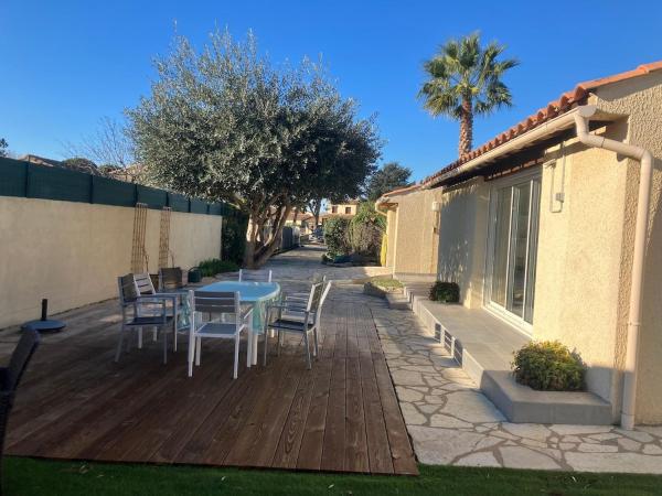 AGENCE JF IMMO - Vias -Villa plain-pied tout confort 3 CH avec jardin proche des plages V0798, Rezervovat  Hotely v Canal du Midi s parkováním, Parkování