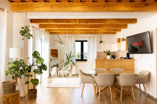 Slow Mountain Family Base - Spacious 2BR Apartment, 2 Bath, Sleeps 8 with Mountain View and Backyard in Liptov, Rezervovat Apartmán Liptovská Kokava High Tatras