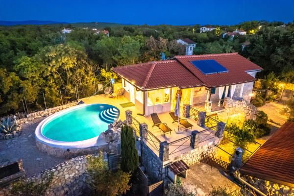 Villa Nana with a swimming pool, Rezervovat  Kvarner Islands hotely s bazénem, Bazén