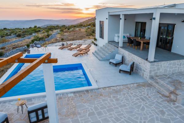 Villa Zlatno Sunce in the hills near Trogir, Rezervovat  Hotely v Vrsine s parkováním, Parkování