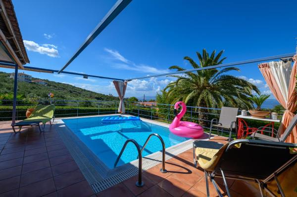 Cozy Small Smart Villa with Private Pool Mikri Mantineia Kalamata, Rezervovat  Hotely v Messenia Regional Unit s bazénem, Bazén