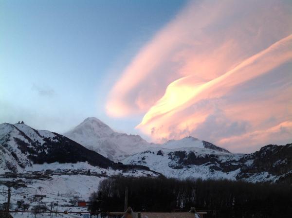 AIA Kazbegi, Rezervovat  Hotely v Mtkheta-Mtianeti s parkováním, Parkování