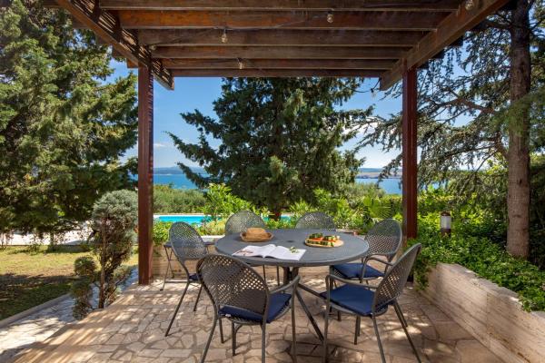 Villa Pinia Holiday home with a pool, Rezervovat  Kvarner hotely s bazénem, Bazén