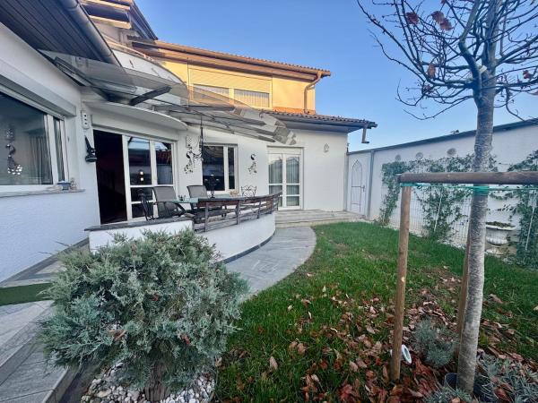 Peaceful & Spacious Villa With A Beautiful Garden, Rezervovat  Lublaň 