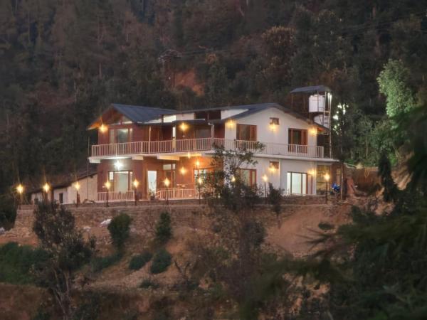 The Ananta Estate An Eco Home Stay, Rezervovat  Hotely v Uttarakhand s parkováním, Parkování