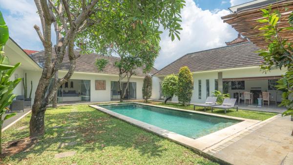 Villa Alana, 3 BR Villa in Kerobokan, Rezervovat  Kalimantan hotely s bazénem, Bazén