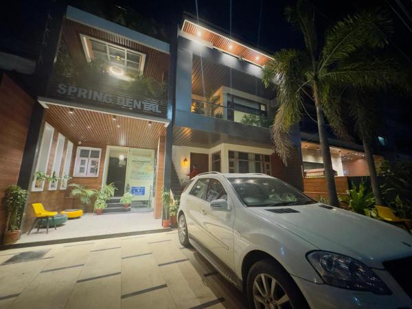 Luxurious 3 BHK Stay, Airport road, Opposite CP67 Mall, Rezervovat  Hotely v Punjab s parkováním, Parkování