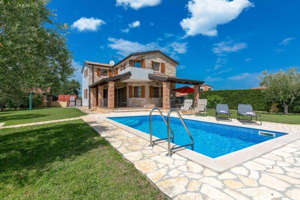 Mediterrane Villa mit privatem Salzwasserpool, Babybett, Whirlpool, Tischtennis, Spielplatz, Rezervovat  Hotely v Central Istria s parkováním, Parkování