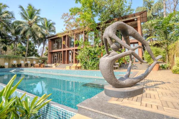 ELIVAAS The Glass Villa - An ultra-luxurious 4-BHK villa with an infinity pool, Rezervovat  Aldona Goa
