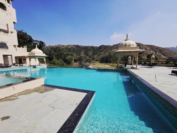 Kanooja palace resort, Rezervovat  Gudali hotely s bazénem, Bazén