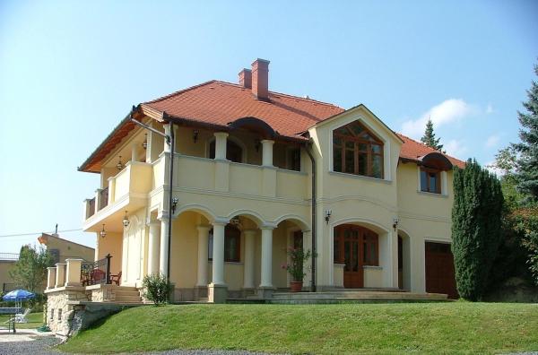 Bruckner Villa Apartman, Rezervovat  Hotely v Central Transdanubia s parkováním, Parkování
