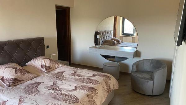 Villa Iside, Rezervovat  Hotely v Canelli s bazénem, Bazén