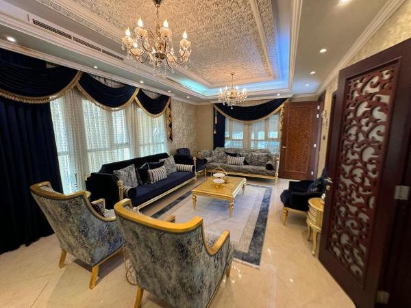 Luxury Royal Villa with 7 Master Suites, Rezervovat  Adžmán Spojené arabské emiráty