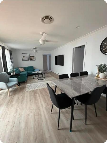 3BR Guesthouse w Sunroom Near Stanhope Leisure, Rezervovat  Glenwood New South Wales