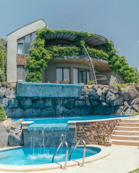 Azure Villa, Rezervovat  Byureghavan 