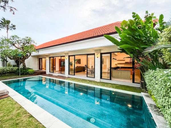 Stylish 3BR Pool Villa 5 Min to Beach Canggu, Rezervovat  Badung hotely s bazénem, Bazén