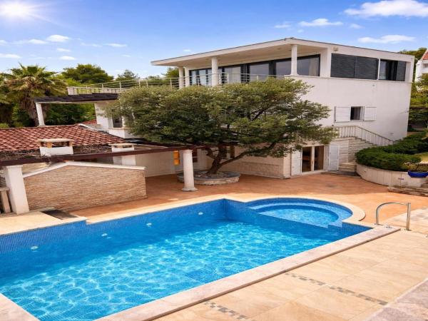 Luxury Garden Villa 50m from the Beach, Rezervovat  Sutivan Brač ostrov