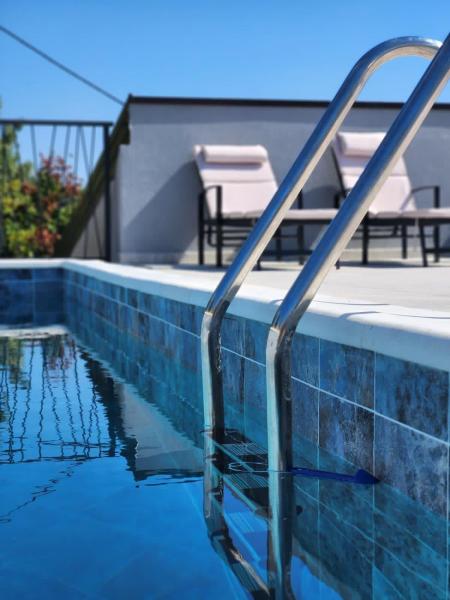 Residence Number XI - Beachfront Luxury Apartments with Pool, Rezervovat Apartmán Hotely v Jesenice s bazénem, Bazén