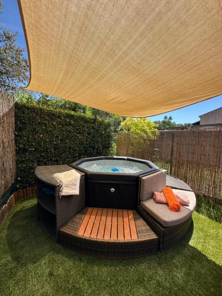 Villa Le Buis des Collines, classée 3 Étoiles AtoutFrance, magnifique villa superbement décorée et très bien équipée, idéale pour 6 pers, Terrasse extérieure avec son coin SPA, Clim, parking privatif, Rezervovat  Uchaud Gard