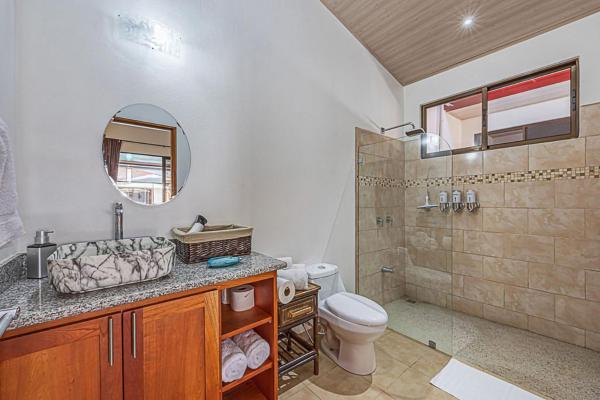 Villa Macaw, Uvita, 1BR 1BA, poolside, near beach, Rezervovat  Hotely v Puntarenas s bazénem, Bazén