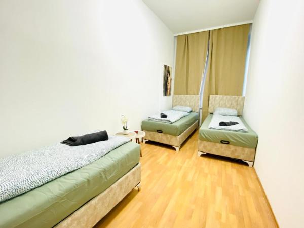 Private Rooms in Spacious 5-Bedroom Apartment Near Train Station, Rezervovat Apartmán Vídeň Rakousko, poblíž Liesing Railway Station