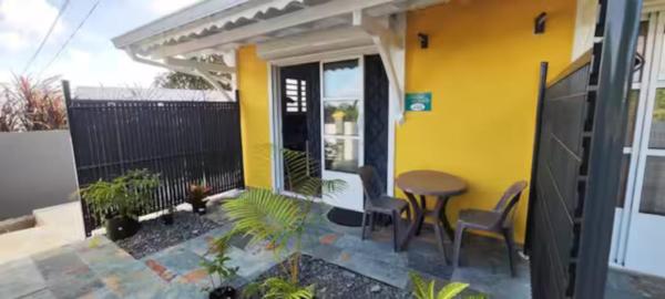 Gîtes les colibris jaunes, appartement 2 Pomme cannelle avec piscine à Marie-Galante, Guadeloupe, Rezervovat  Hotely v Marie Galante s bazénem, Bazén