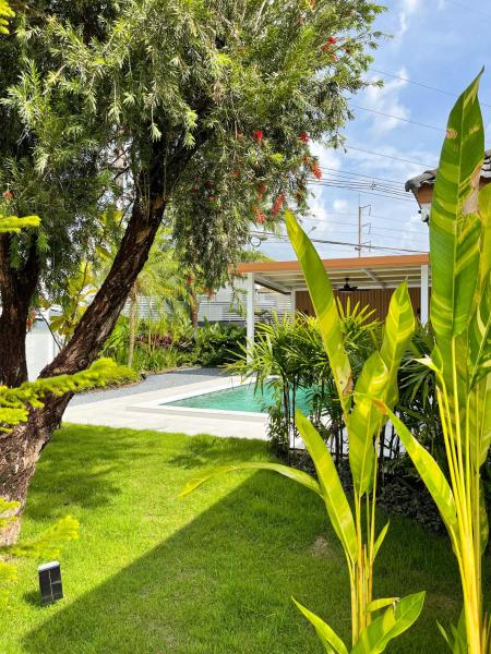 Lilly Pool Villa near Krabi Airport with Free Airport Shuttle, Rezervovat  Hotely v Krabi Province s parkováním, Parkování