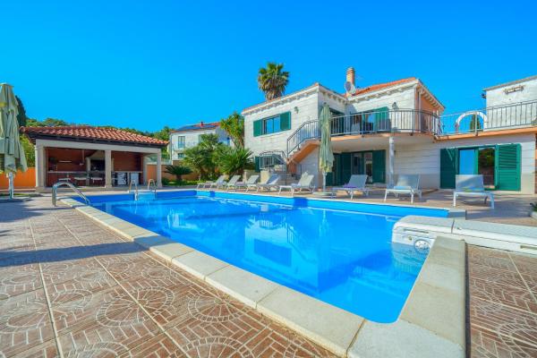 Villa Rasotica Relaxing Villa with Heated Pool, Perfect for Families, Rezervovat Vila Hotely v Split Region s parkováním, Parkování